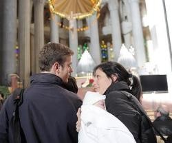 Un joven matrimonio en la Misa de la Familia en el templo de Gaudí en Barcelona