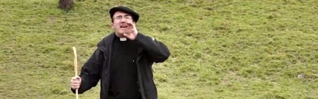 Cacha en ristre, y a voces en busca de ovejas: Esteban Munilla difunde con humor a una de las peticiones más insistentes del Papa Francisco.