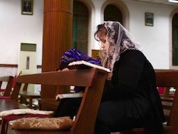 Una cristiana caldea reza en Erbil