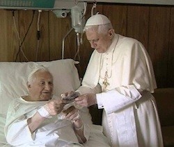 Benedicto XVI con su hermano Georg en el Gemelli