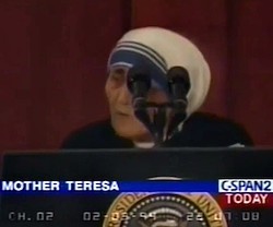 La Madre Teresa no se recató al exponer por qué el aborto es causa de violencia en todo el mundo.