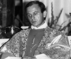El padre Jerzy Popieluszko en 1984, el año que fue asesinado