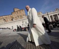 El Papa Francisco, con abrigo blanco, vuelve de saludar fieles en la audiencia de la Plaza de San Pedro