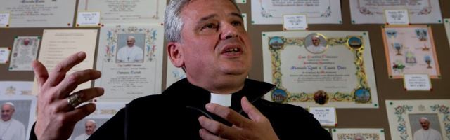 Konrad Krajewski es el limosnero del Papa Francisco