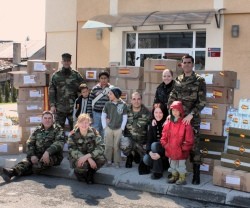 Militares españoles en una entrega de ayuda a Cáritas Sarajevo