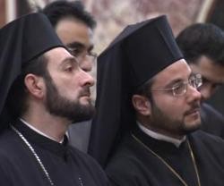 Dos de los sacerdotes ortodoxos becados en Roma por la iniciativa escuchan las palabras del Papa