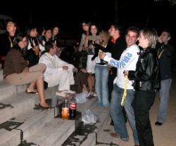 Un grupo de jóvenes hace botellón en una ciudad española