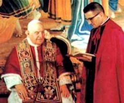 Juan XXIII con su secretario, monseñor Capovilla, entonces joven