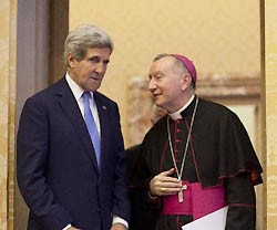 John Kerry y Pietro Parolin, durante su encuentro de este martes en el Vaticano.