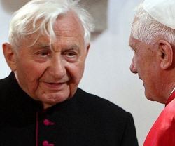 Georg Ratzinger, sacerdote y músico, junto a su hermano Benedicto XVI