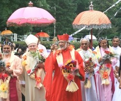 El cardenal Alencherry en una típica procesión siromalabar con parasoles