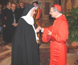 El cardenal Amato, responsable de las causas de los santos, con una religiosa