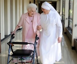 La señora Rosa Dente, de 101 años, acogida con las Hermanitas de Baltimore...
