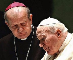 El cardenal Dziwisz, secretario personal de Juan Pablo II durante años y ahora arzobispo de Cracovia, es uno de los grandes impulsores de su canonización.