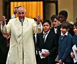 Los niños recién bautizados también tuvieron protagonismo en la visita del Papa al Sacro Cuore.