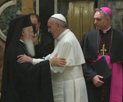 El Papa Francisco abraza a Bartolomé, Patriarca ortodoxo de Constantinopla