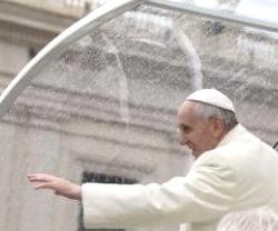 La lluvia no detuvo al Papa Francisco en sus saludos del Ángelus