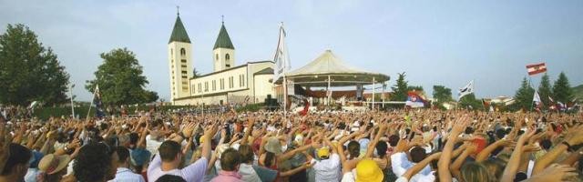 Una escena del festival de la juventud de verano en Medjugorje al que acuden miles de personas