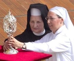 La hermanas Tobiana y Marie Simon Pierre, en la beatificación de Juan Pablo II, mostraron esta reliquia con sangre del Papa