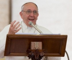 El Papa Francisco pide que todos los cristianos -no sólo los carismáticos- hagan oración de alabanza
