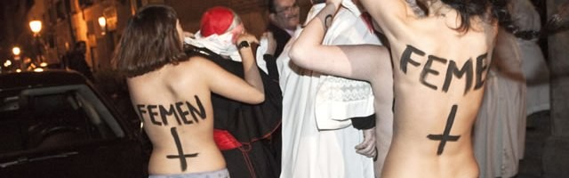 Unas activistas pro-aborto de Femen asaltan al cardenal Rouco a la entrada de la parroquia Santos Justo y Pastor de Madrid