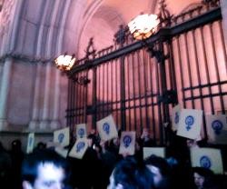 500 abortistas gritaron consignas cristofóbicas ante la catedral de Tarrasa y 20 se encadenaron al enrejado