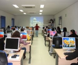 Aula de informática del Centro Tierra de Todos, con 200 alumnos estables al año