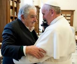 José Mujica y el Papa Francisco, un abrazo del Cono Sur en el Vaticano