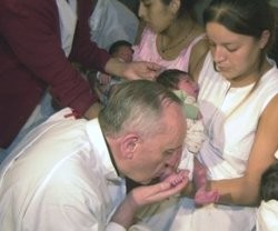 El cardenal Bergoglio en el gesto del lavado de pies en la Semana Santa de 2005