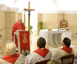 El Papa Francisco explica las Escrituras cada mañana en la misa de la residencia Santa Marta