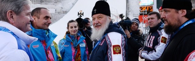 Con la cruz en el gorro y el chándal de la selección rusa, Kiril, Patriarca de Todas las Rusias... ha puesto a rezar a sus curas más duros