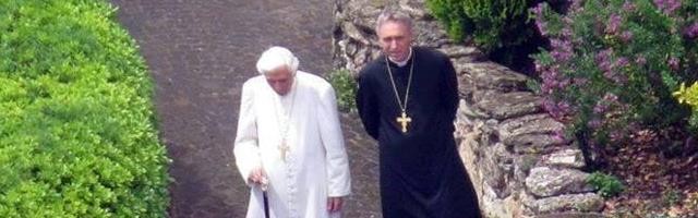 Benedicto XVI pasea por los jardines del Mater Eclesia