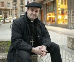 El obispo Munilla ejerce de obispo vasco en esta foto de posado - es muy popular en Facebook