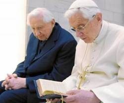 Los hermanos Ratzinger rezan juntos en unos días compartidos en 2012