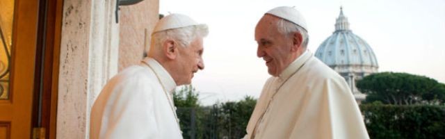 Benedicto XVI y el Papa Francisco en uno de sus encuentros públicos... aunque hay más, en privado