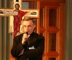 El obispo César Franco ha celebrado la misa en los pasillos porque la Universidad cerró la capilla unilateralmente