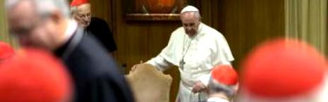 El Papa Francisco toma asiento para iniciar los trabajos del Consistorio de cardenales sobre la familia
