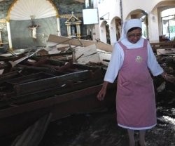 Una iglesia de Tacloban derruida por el tifón... el Gobierno no sólo no actúa, sino que no informa