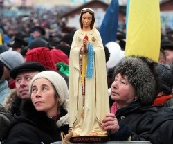 Católicos en una de las reuniones de oración en el Maidán de Kiev