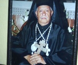 Girón, caracterizado como obispo ortodoxo, en una foto expuesta en su velatorio