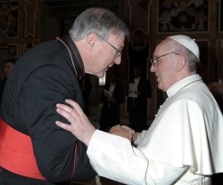 Francisco con el cardenal George Pell el 15 de marzo de 2013