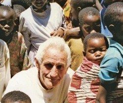 Carlo Masseroni, misionero en Burundi, sobrevivió a la guerra, la sordera, la pobreza y lo que viniese