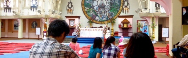 Catedral de la Asunción en Katmandú - hay que quitarse los zapatos y sentarse en los cojines