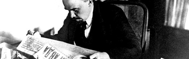 Lenin repasa el Pravda para asegurarse que todo está como a él le gusta... aunque la prensa de la URSS en 1920 permitió algunos textos contra la legalización del aborto