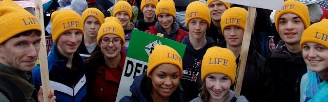 Jóvenes pro vida en Washington 2013 - para desafiar al frío, gorros con la palabra LIFE, vida