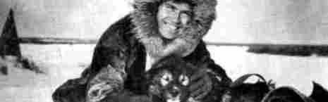 El padre Segundo Llorente con uno de los perros de su trineo en Alaska
