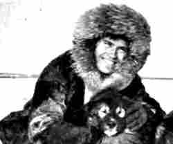El padre Segundo Llorente con uno de los perros de su trineo en Alaska