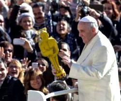 Como cada miércoles, el Papa Francisco salió a saludar sin prisas a los peregrinos en la Plaza de San Pedro