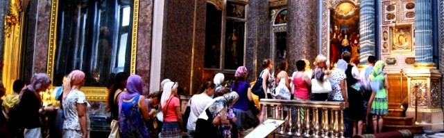 Fieles en fila para orar ante un icono en Nuestra Señora de Kazán de San Petersburgo... que durante décadas fue el Museo del Ateísmo de Leningrado