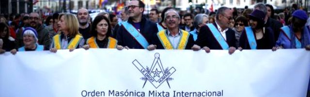 Los masones se muestran como tales con bandas y pancartas en la manifestación abortista del 8 de marzo de 2014 en Madrid